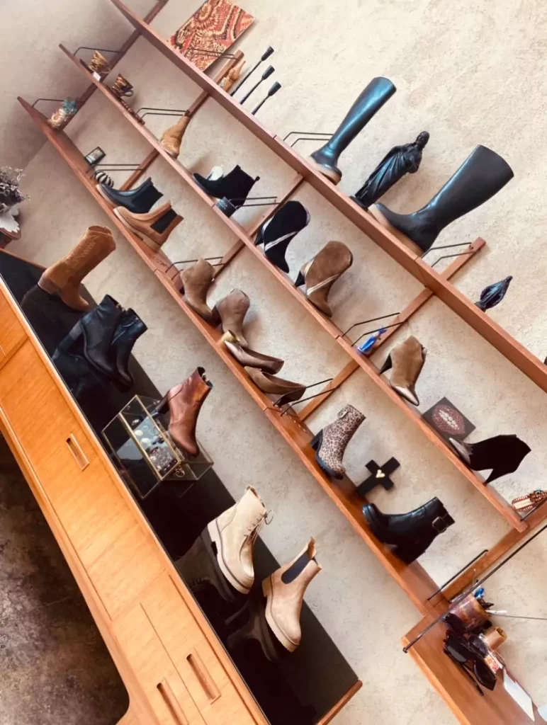 showroom KMassalia à Marseille : sandales, chaussures, bottines et bottes aux influences minimaliste et vintage made in France.